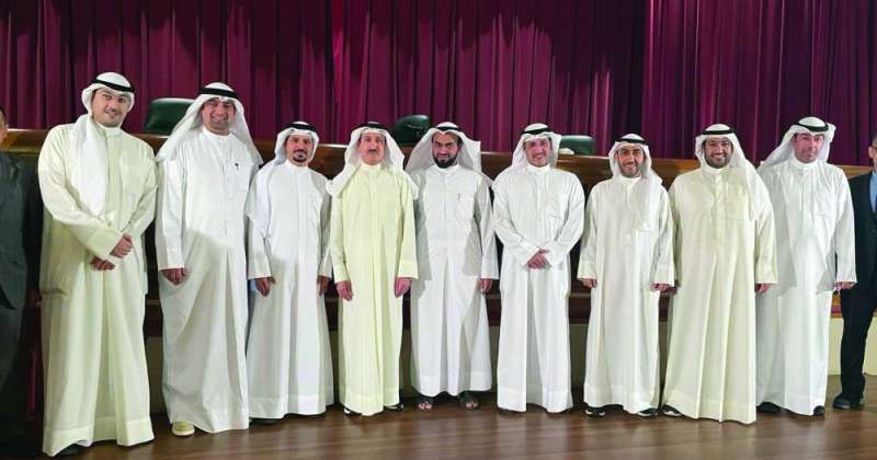 المستشار الثنيان متوسطاً عدداً من القضاة