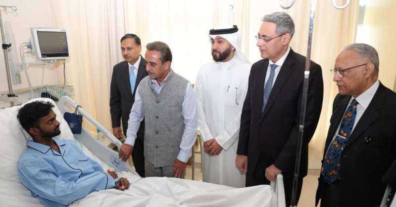 وزير الشؤون الخارجية الهندي يزور مستشفى جابر للاطمئنان على مواطني بلاده المصابين في حريق المنقف