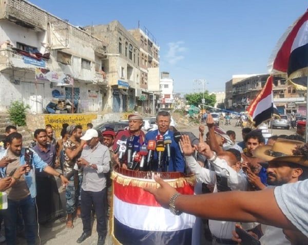 تعز.. اللجنة الحكومية تعلن رفع الساتر الترابي الأخير من المنفذ الشرقي وفتح الطريق أمام المسافرين