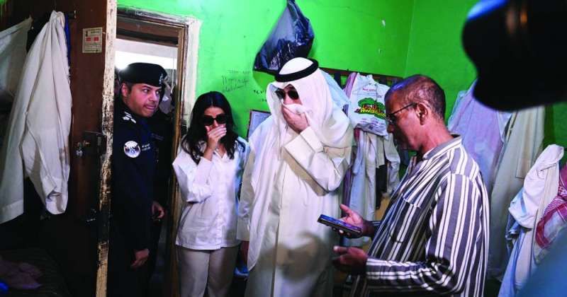 اليوسف والمشعان لدى تفقد سكن العمالة