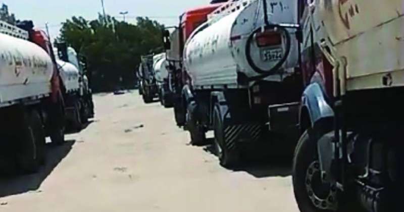 طوابير التناكر تنتظر دورها في مضخة الوفرة لتزويد المزارع بالمياه إثر انقطاع المياه المعالجة