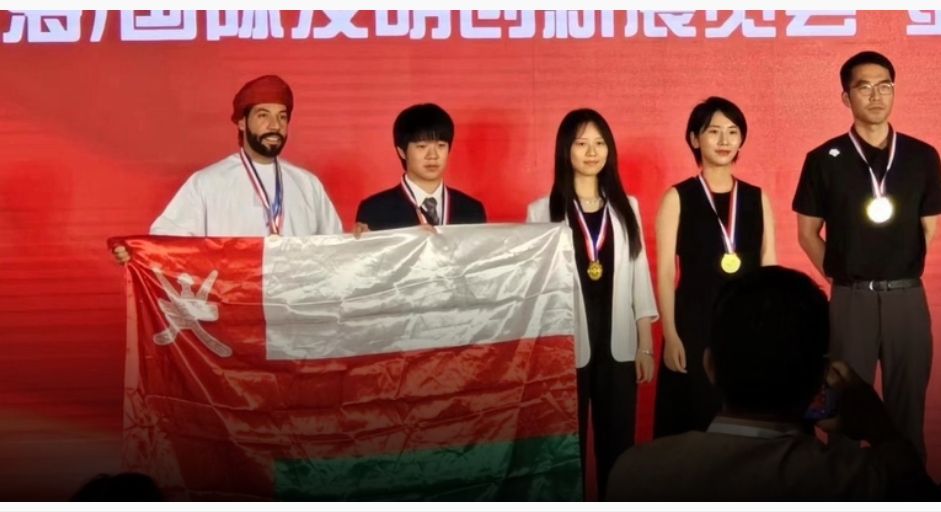 شابٌ عُمانيٌّ يحصل على جائزة أفضل اختراع في المعرض الدولي للاختراع بالصين