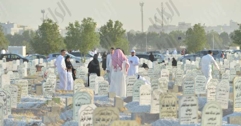 «تهاني العيد».. دموع في المقابر