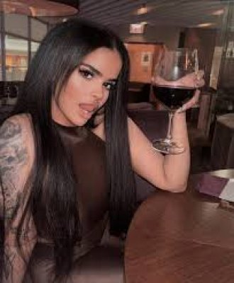 السعودية الهاربة رهف القنون تصعق الجميع وتمارس الرذيله مع شاب في بث مباشر