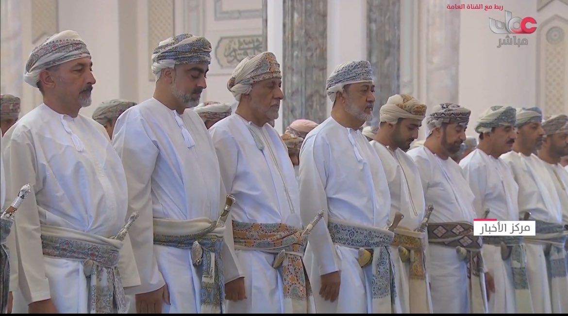 جلالة السُّلطان يؤدّي صلاة ‎عيد الأضحى المبارك بجامع معسكر المرتفعة بمسقط