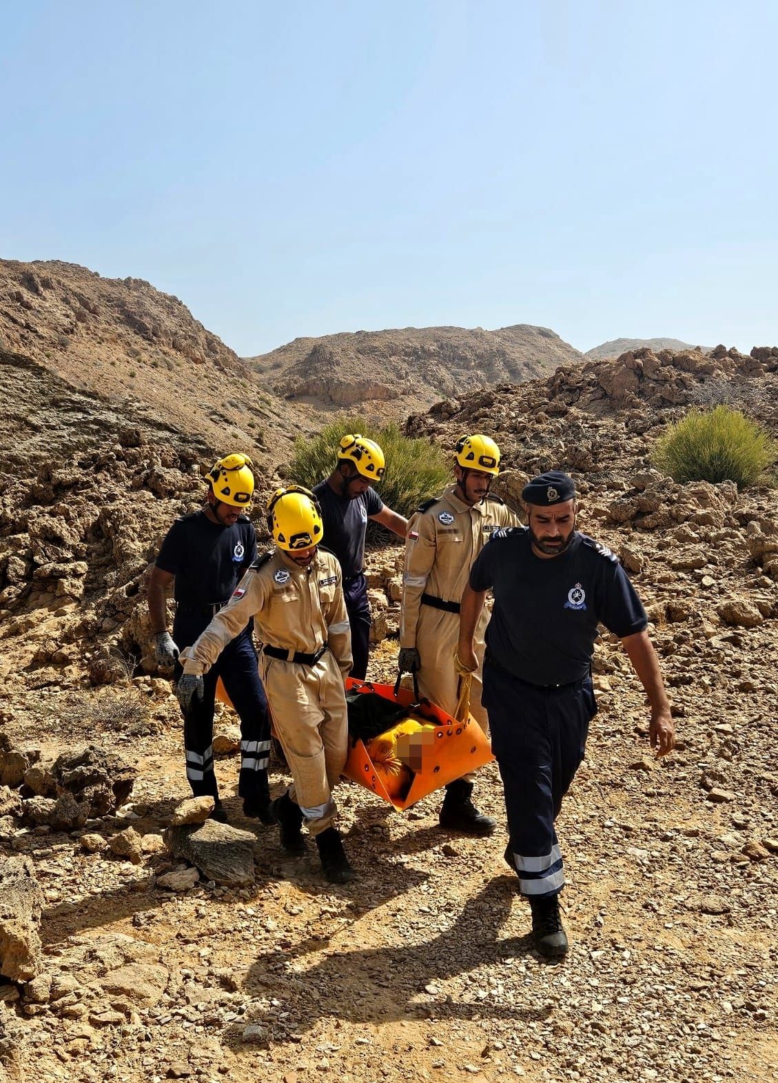 العثور على 8 أشخاص ضلوا الطريق بمسقط