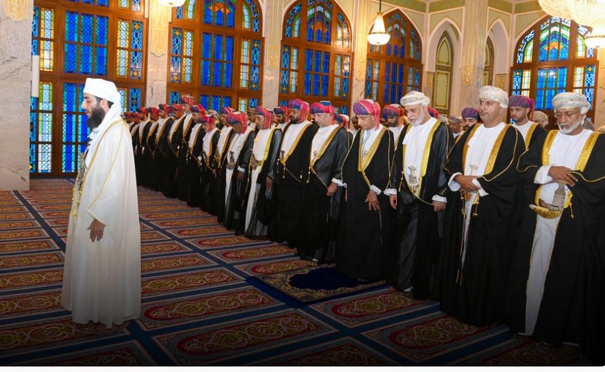 السّيد فهد يؤدّي صلاة عيد الأضحى المُبارك بمسجد الخور