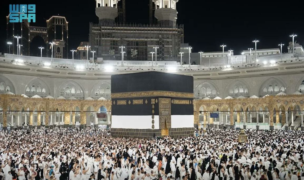 حجاج الإمارات يؤدون طواف الوداع ورحلات العودة تبدأ اليوم