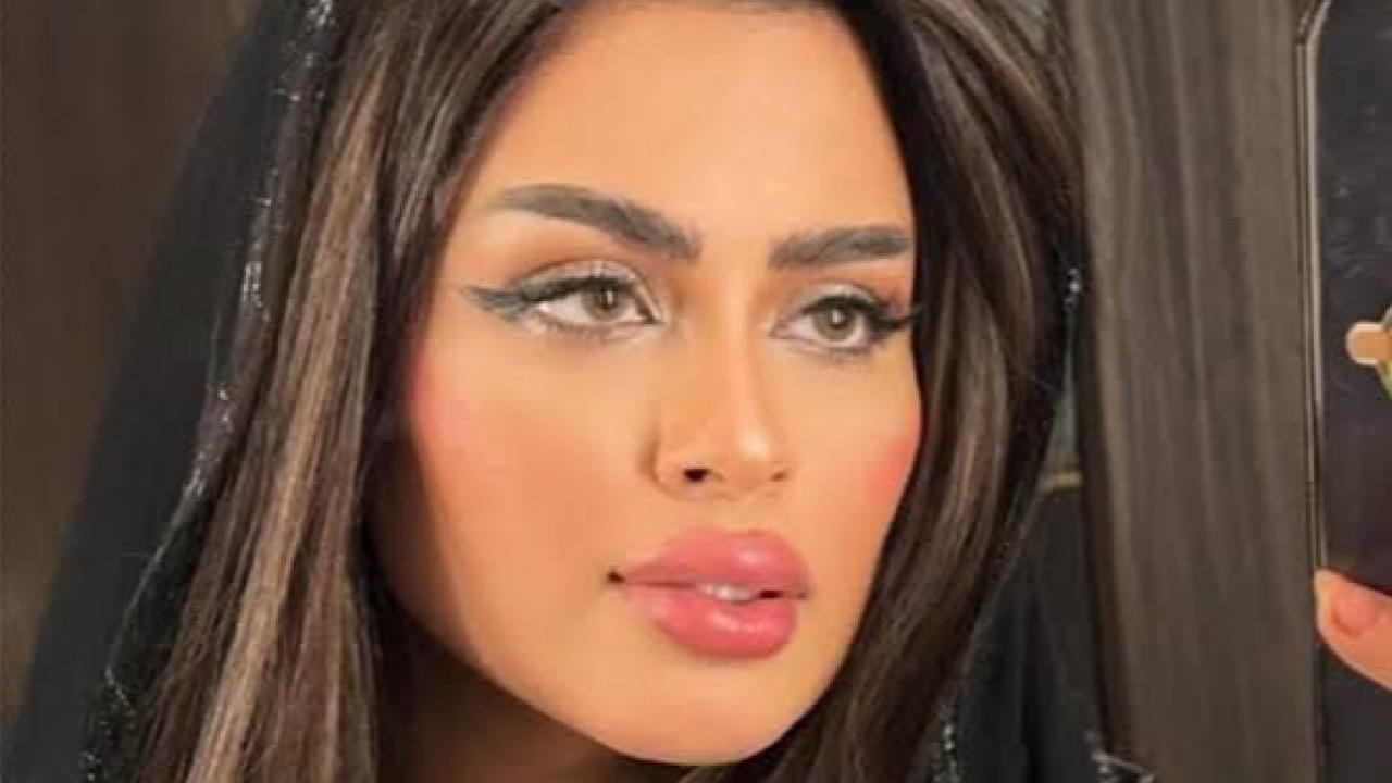 المشهورة السعودية هديل العتيبي تفجر مفاجأة مدوية عن غرفة نوم والدتها وكيف كانت تتم معاشرتهما !