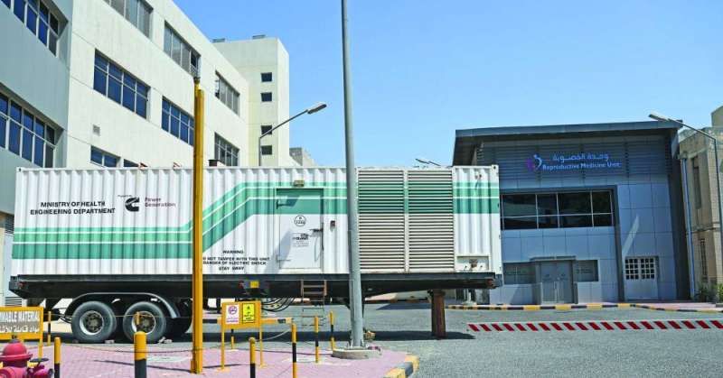 تجهيز المولدات الاحتياطية أمام المستشفيات (تصوير نايف العقلة)