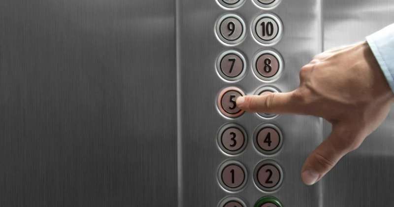 ماذا تفعل إذا توقف المصعد وانقطعت الكهرباء؟