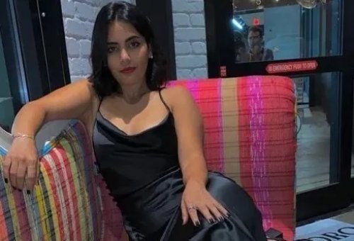 سعودية مشهورة تقوم باغراء الشباب وتتحسس على جسدها بطريقة مثيرة وبدون ملابس