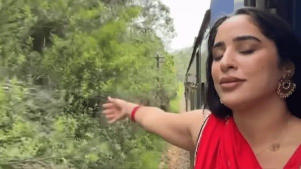 بسبب هاتفها.. «مؤثرة» جزائرية تلقي بنفسها من قطار متحرك في سيريلانكا (فيديو)