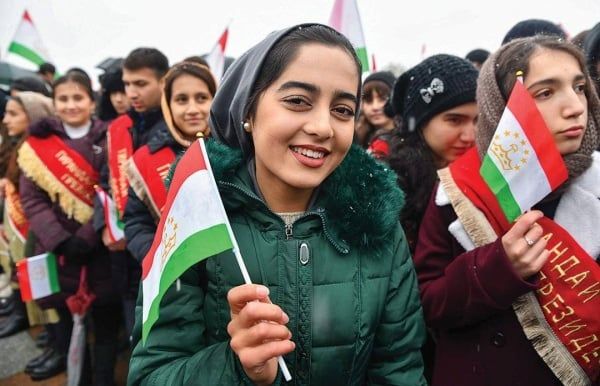 رئيس طاجيكستان يوقع على 35 قانوناً منها حظر الحجاب والاحتفال بالأعياد الإسلامية