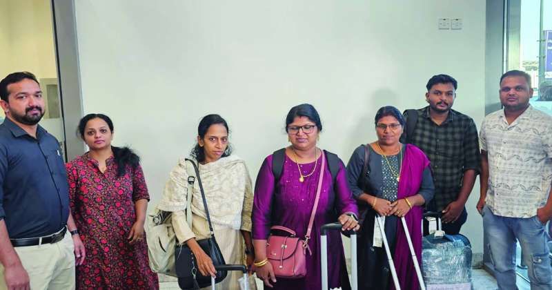 وصول عدد من عائلات المصابين في حريق المنقف