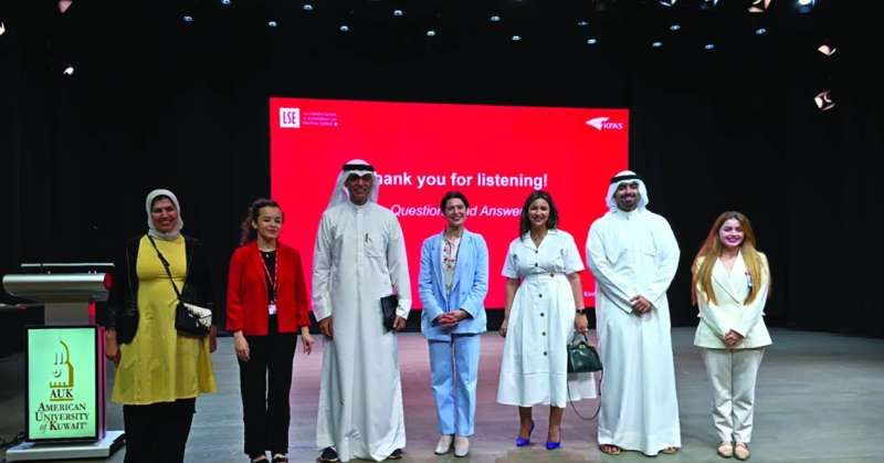 مشاركون في ورشة العمل