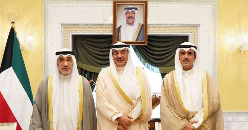 سمو ولي العهد يستقبل ووزير الداخلية ومحافظ الأحمدي الجديد