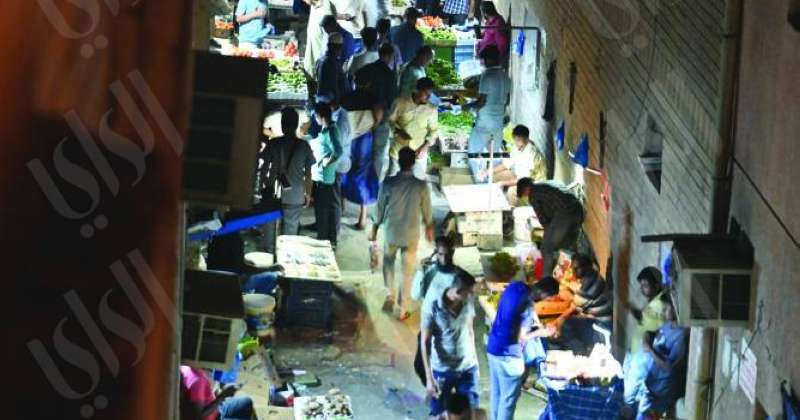 إضاءة يدوية بالهواتف في أحد شوارع جليب الشيوخ بعد انقطاع الكهرباء (تصوير أسعد عبدالله)