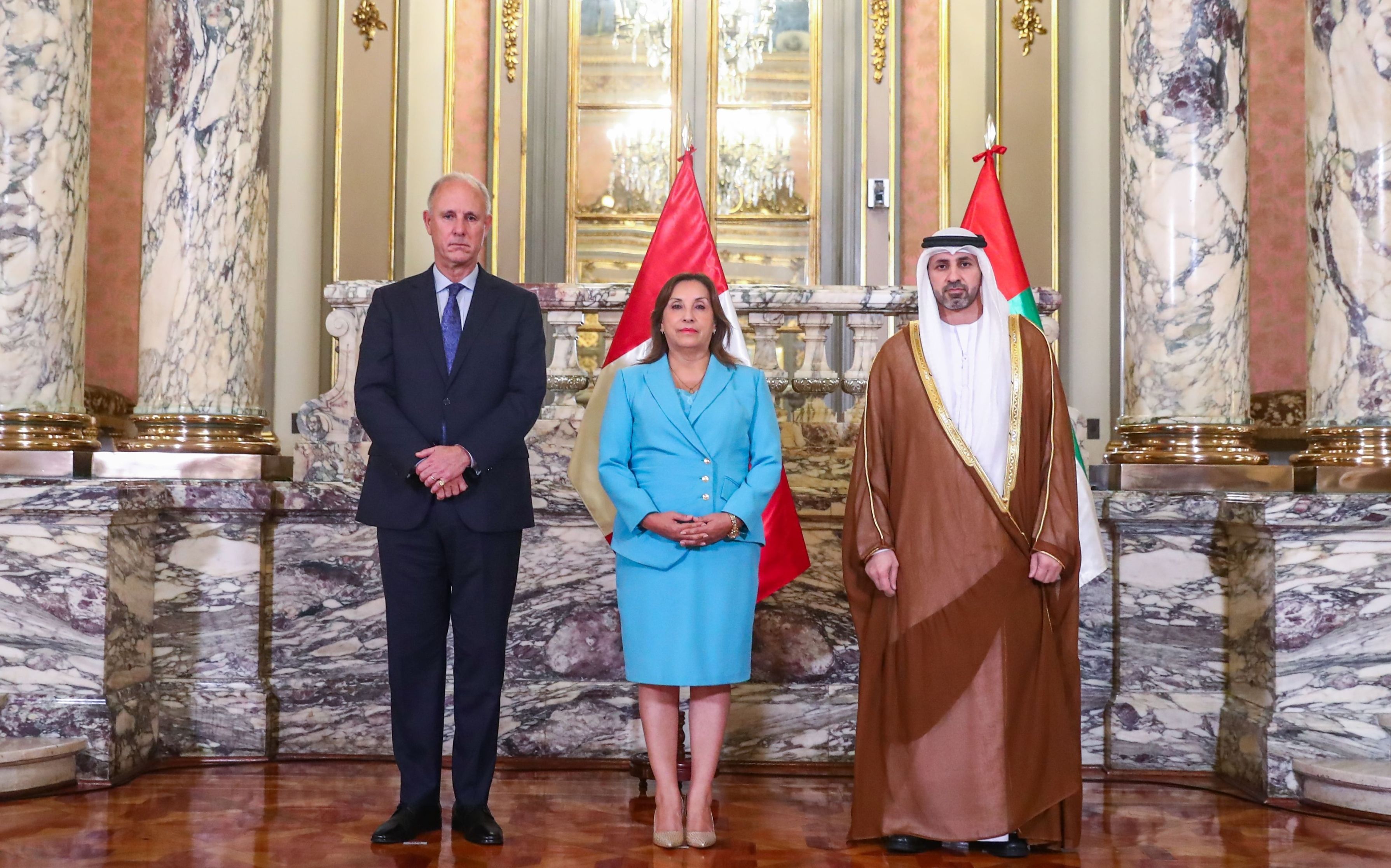 سفير الإمارات يقدم أوراق اعتماده إلى رئيسة بيرو