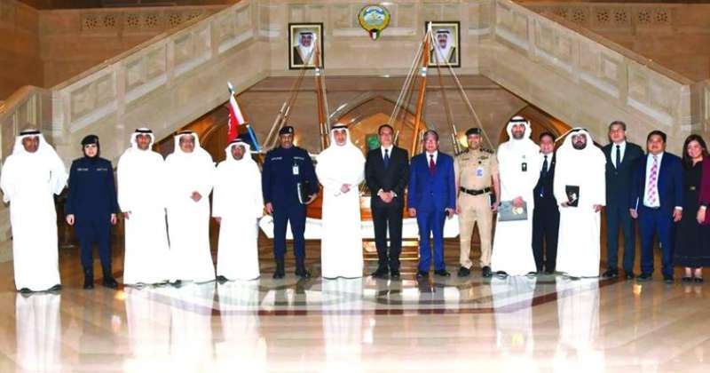 اليوسف ونائب وزير العمالة المُهاجرة الفيلبيني ومسؤولون من الجانبين