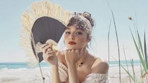 هاندا ارتشيل تطل مجدداً بـ بكيني فاضح وتتمايل بجسدها الاكثر اثارة .. تخطت كل الحدود الحمراء