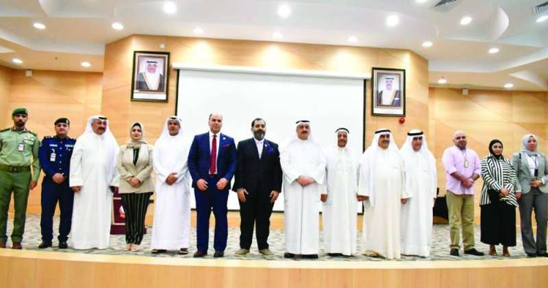 العوضي متوسطاً المشاركين في الحفل