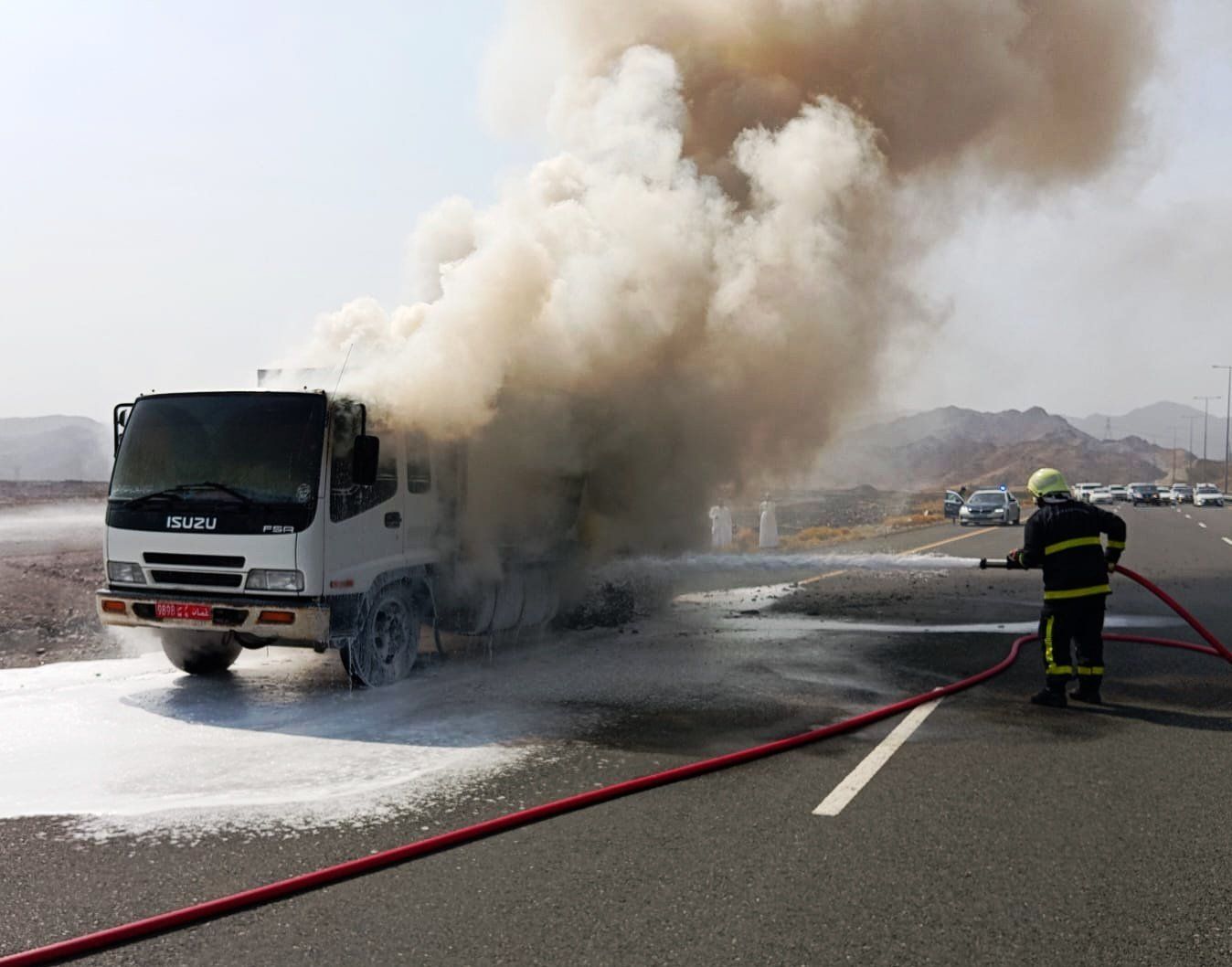 دون تسجيل إصابات .. إخماد حريق شب في شاحنة
