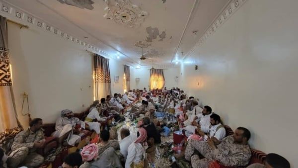 العرادة وبن عزيز يلتقيان وفد مشائخ وأعيان قبائل دهم بخصوص قضية احتجاز قائد عسكري في السعودية