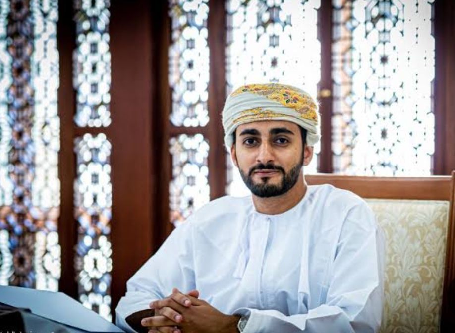 السيد ذي يزن يطلق شارة البدء لتنفيذ برنامج الانضباط العسكري بـ ظفار