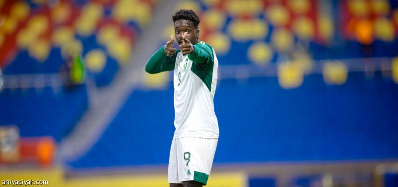 بثلاثية.. الأخضر يتخطى الكويت