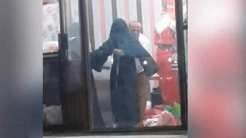 خياط اجنبي يتحسس جسم فتاة سعودية بكل وقاحة لأخذ مقاسها …لم تتتمالك نفسها وحدث مالم يكن بالحسبان امام والدتها!