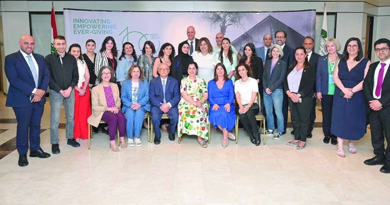 انتصار السالم ورئيس الجامعة وممثلو سفارة الكويت ومسؤولو المؤسسة والمعهد