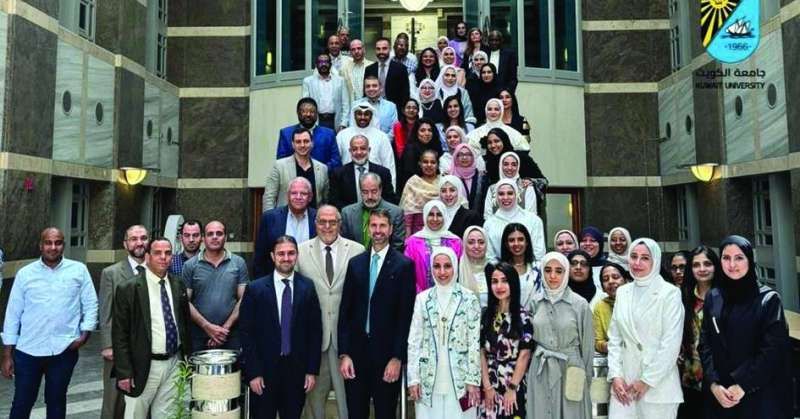 عدد من مسؤولي الكلية وطلبتها في لقطة جماعية