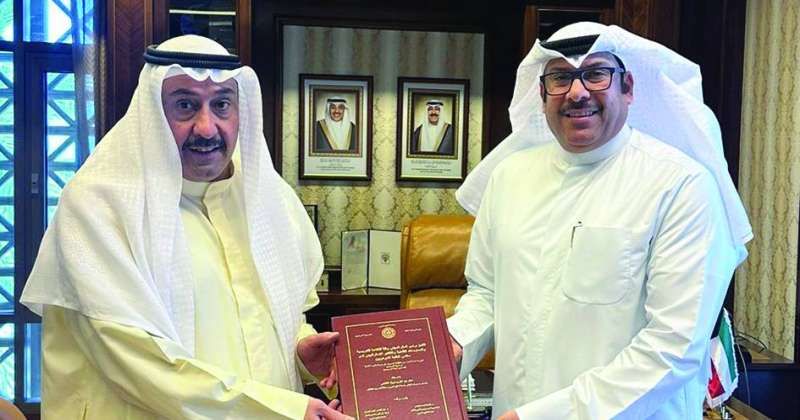 الحمود متسلّماً رسالة الدكتوراه من الفضلي