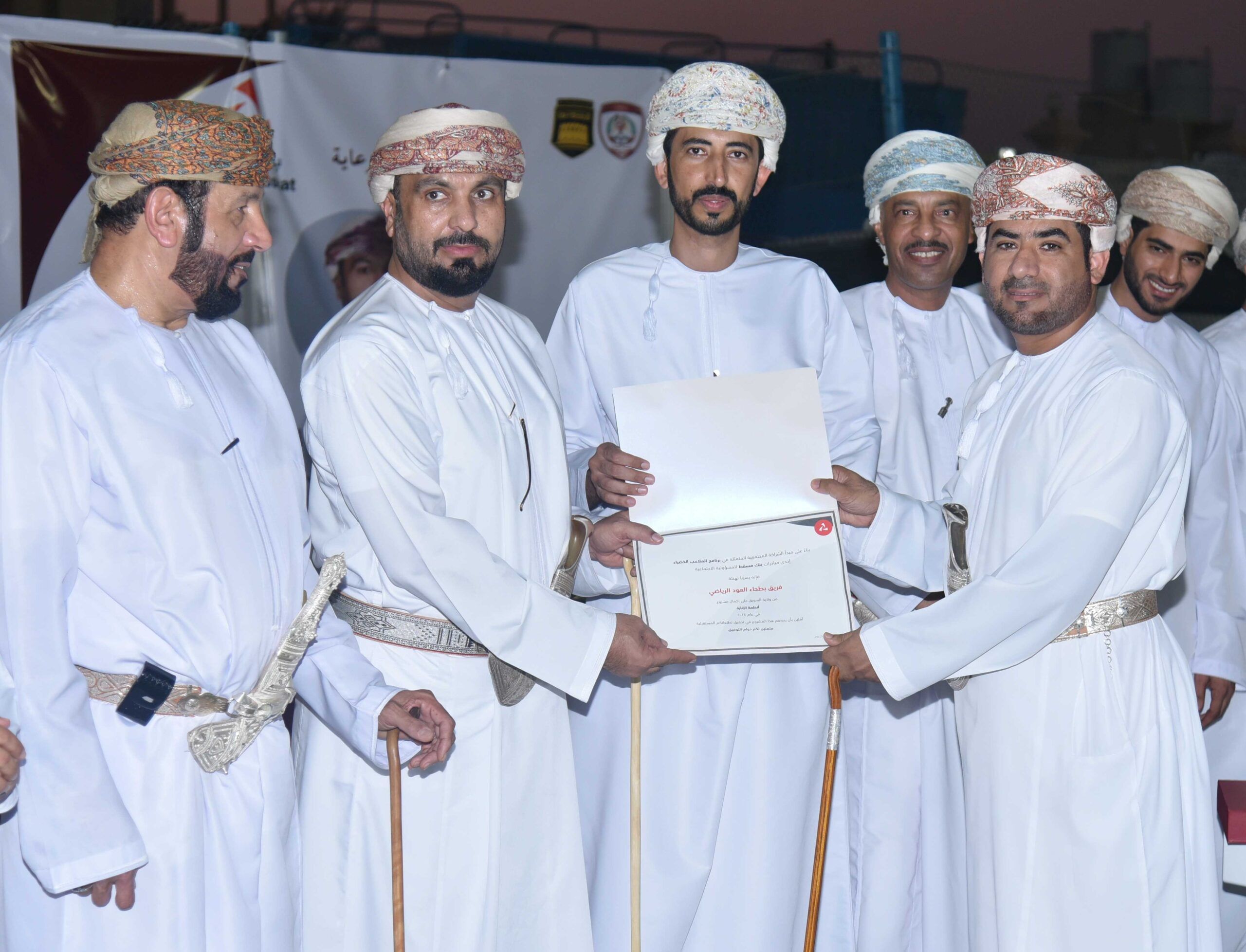 بنك مسقط يشارك في الاحتفال بافتتاح مشروع إنارة ملعب فريق بطحاء العود بالسويق