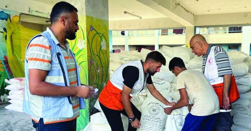 جانب من توزيع أكياس الطحين