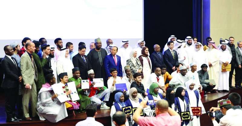 مسؤولو «التربية» والطلبة الفائقون خلال الحفل