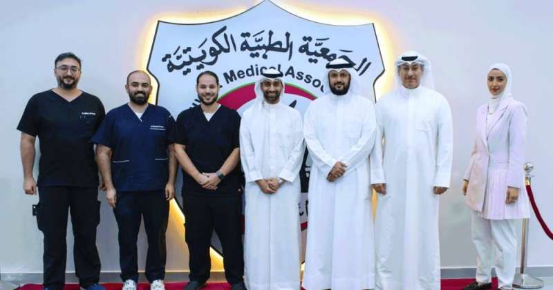 رئيس وأعضاء مجلس إدارة الجمعية الطبية في لقطة جماعية