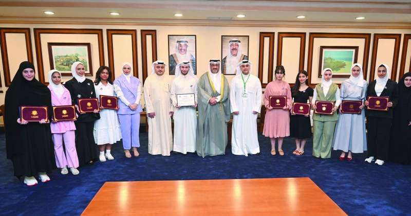 محافظ العاصمة متوسطاً الفائقين والفائقات (تصوير أسعد عبدالله)