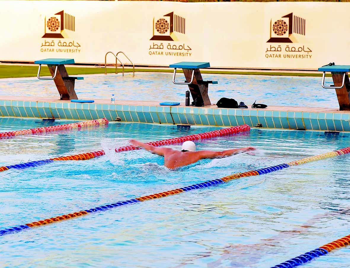 جامعة قطر تكرم المشاركين في «محو أمية السباحة»