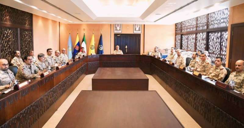 رئيس الأركان يجتمع إلى مجلس الدفاع العسكري وعدد من قادة الجيش