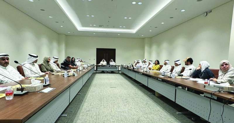 جانب من اجتماع لجنة محافظة حولّي في المجلس البلدي