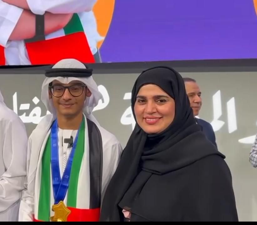 مديرة مجمع زايد التعليمي البرشا تهنئ أحمد فيصل بتتويجه بطلاً لتحدي القراءة على مستوى الإمارات
