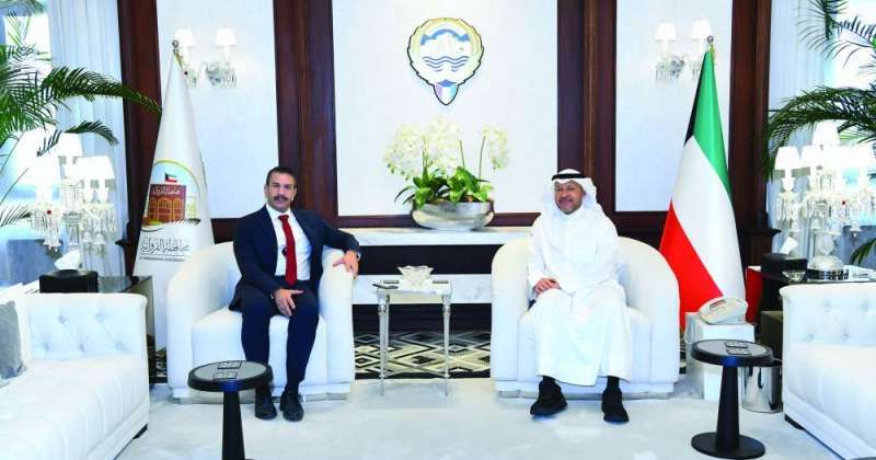 العذبي مستقبلاً السفير القبرصي