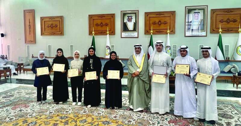 المحافظ متوسطاً الفائقين المكرمين