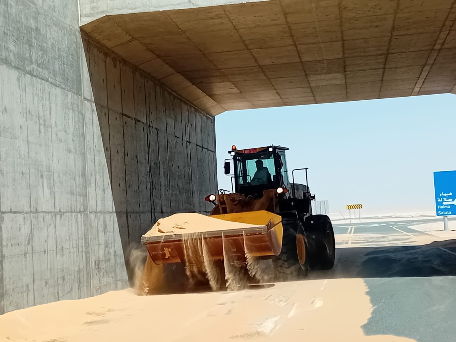 تأهيل وصيانة الطرق المؤدية إلى ظفار استعداداً لموسم الخريف