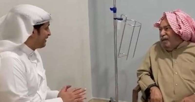 وزير الإعلام يزور الفنان القدير خالد العبيد في المستشفى