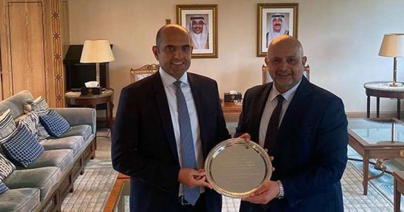 سفير الكويت في بريطانيا يكرم رئيس المكتب الصحي بمناسبة انتهاء فترة خدمته