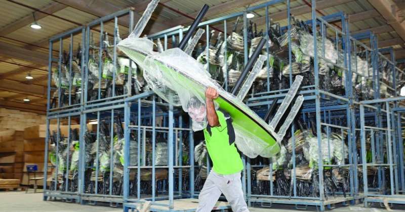 الأثاث المدرسي في مخازن «التربية» (صورة أرشيفية)