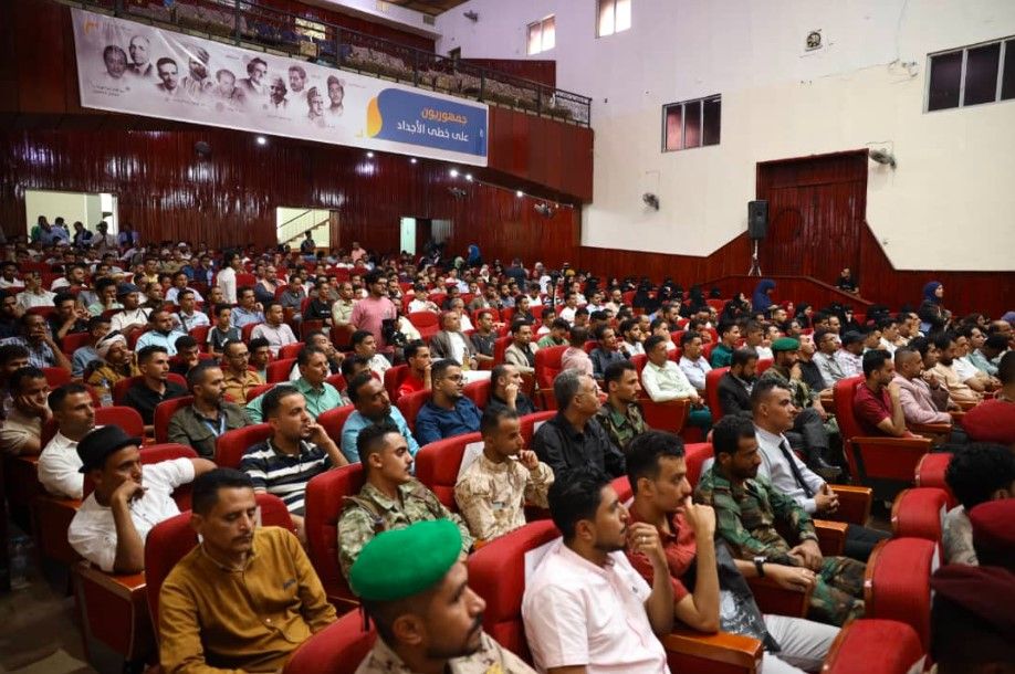 شباب تعز يناقشون المستجدات والمخاطر التي تهدد الجمهورية: الوضع القائم لا يمكن استمراره